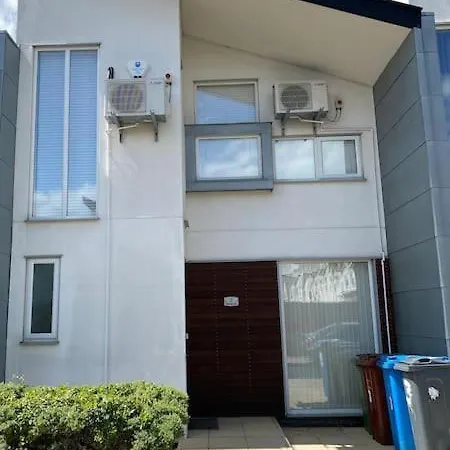 Great House + Air Conditioning + Free Car Parking Manchester Exterior foto