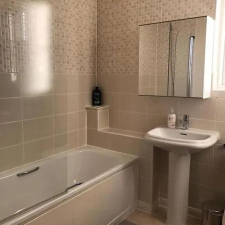 Great House + Air Conditioning + Free Car Parking Manchester Exterior foto