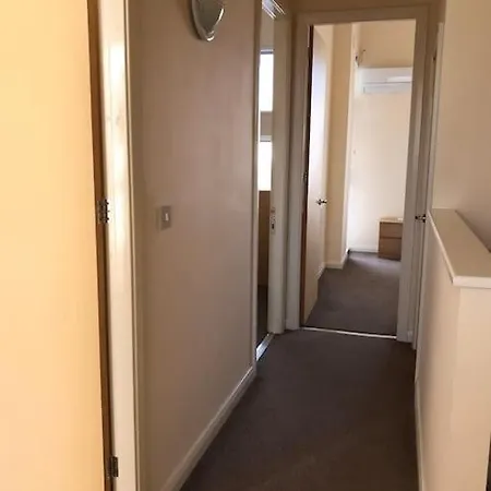 Great House + Air Conditioning + Free Car Parking Manchester Exterior foto