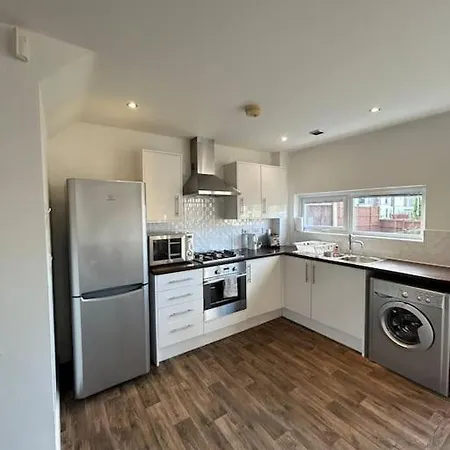 Great House + Air Conditioning + Free Car Parking Manchester Exterior foto