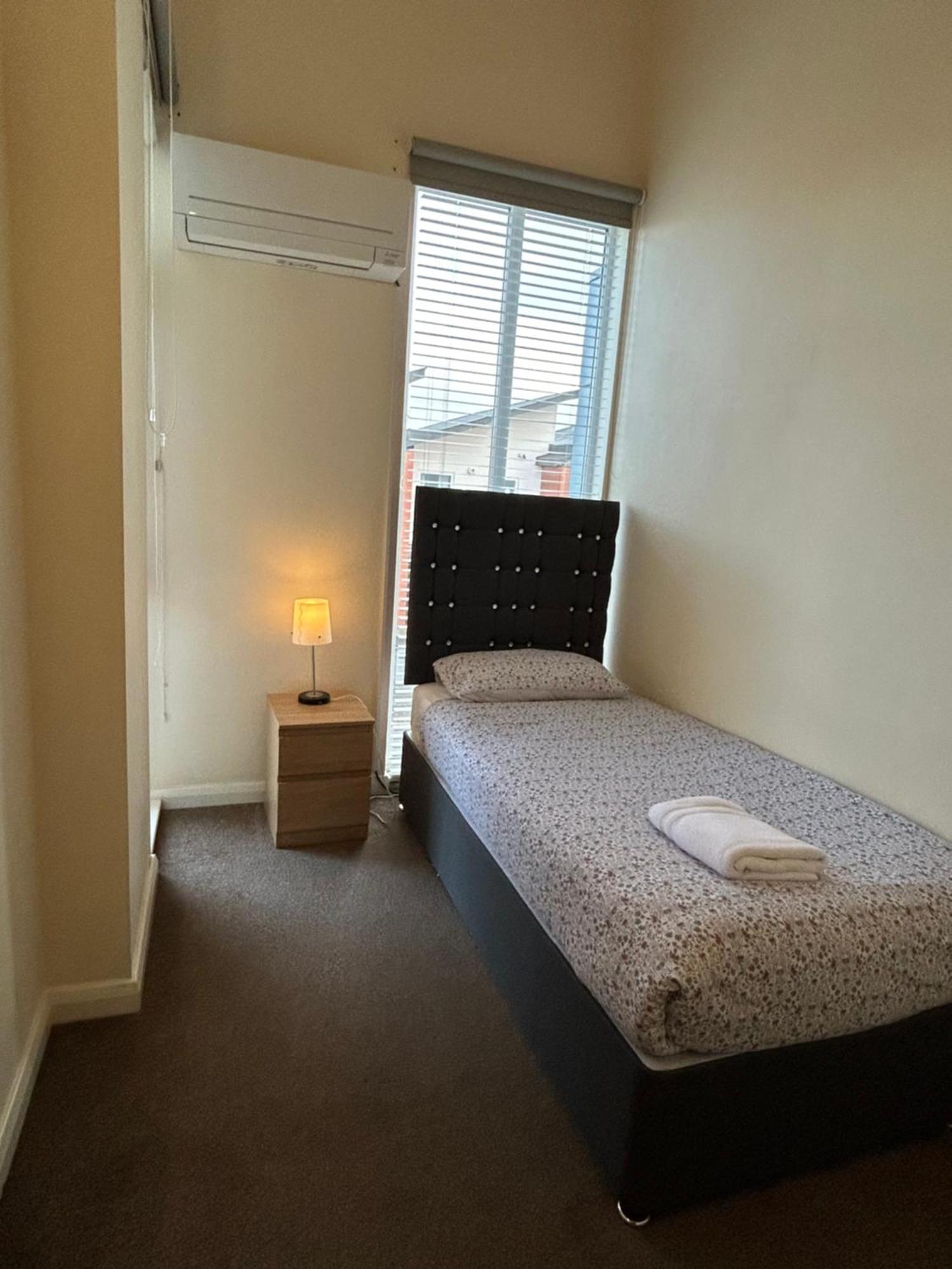 Great House + Air Conditioning + Free Car Parking Сasa de vacaciones *